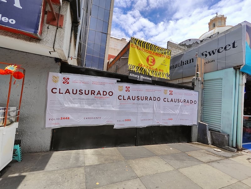 Clausuran Plaza Izazaga, famosa por venta de productos chinos