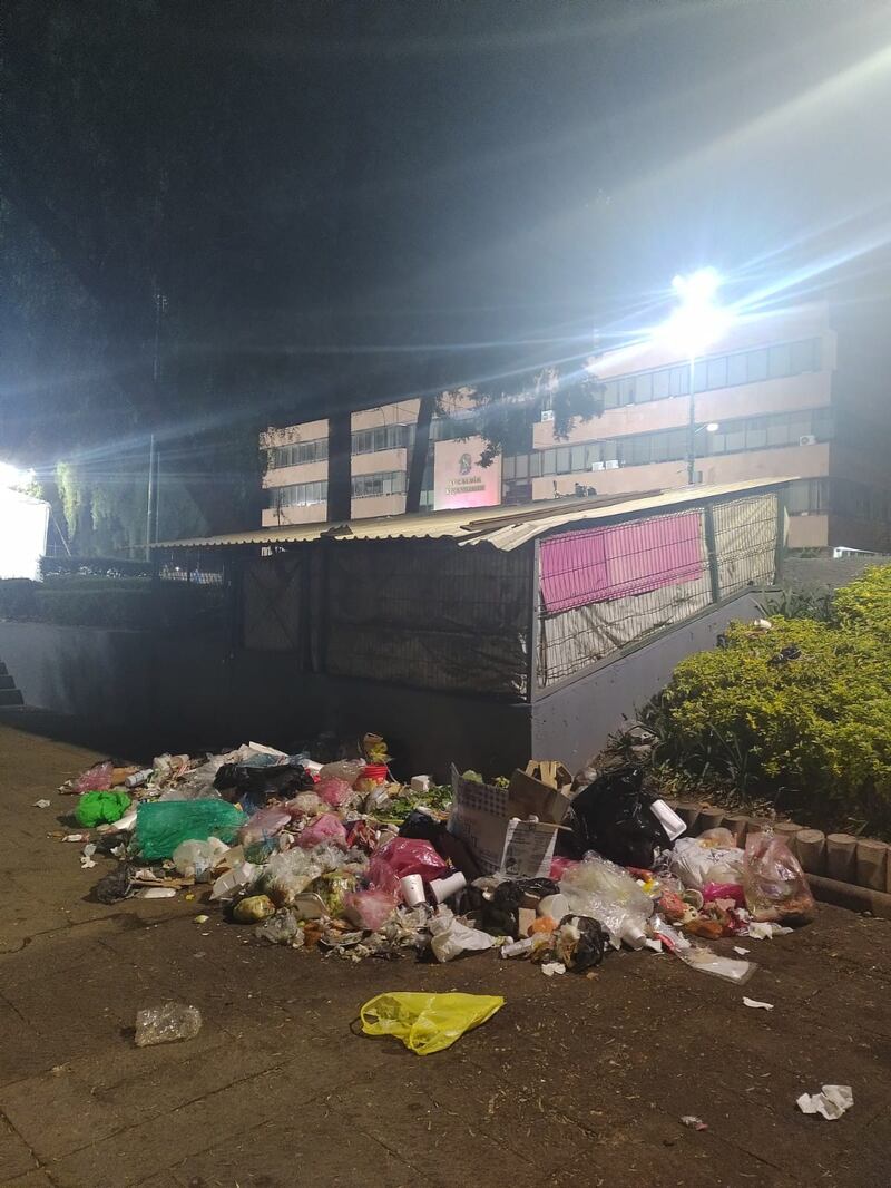 Vecinos de Azcapotzalco usan explanada como tiradero de basura