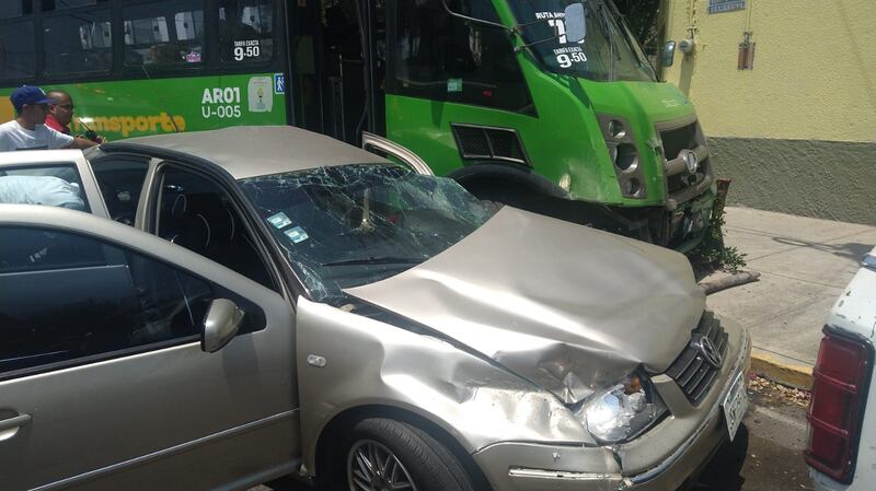 En la unidad de transporte público cinco pasajeros sufrieron lesiones.