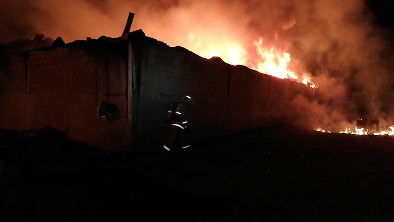 Las labores de sofocación del fuego se extendieron durante varias horas.