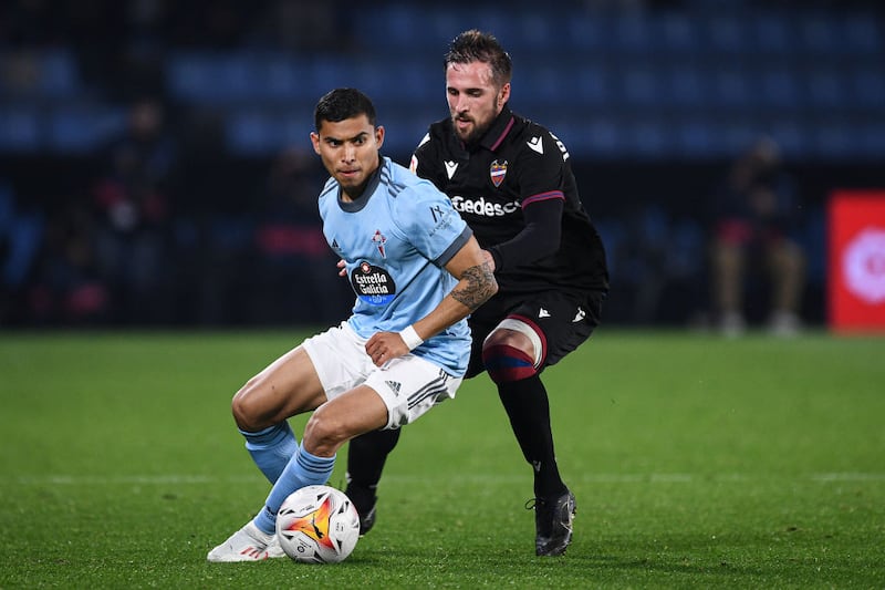 Pineda en una de las pocas oportunidades que recibió con el Celta de Vigo