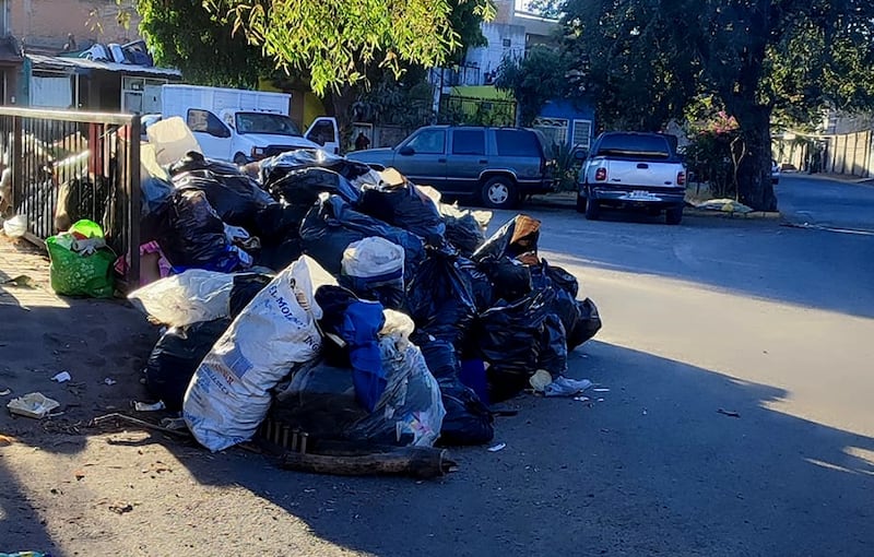 En algunas calles se han formado montañas de basura, porque el municipio no se da abasto con las labores de recolección.