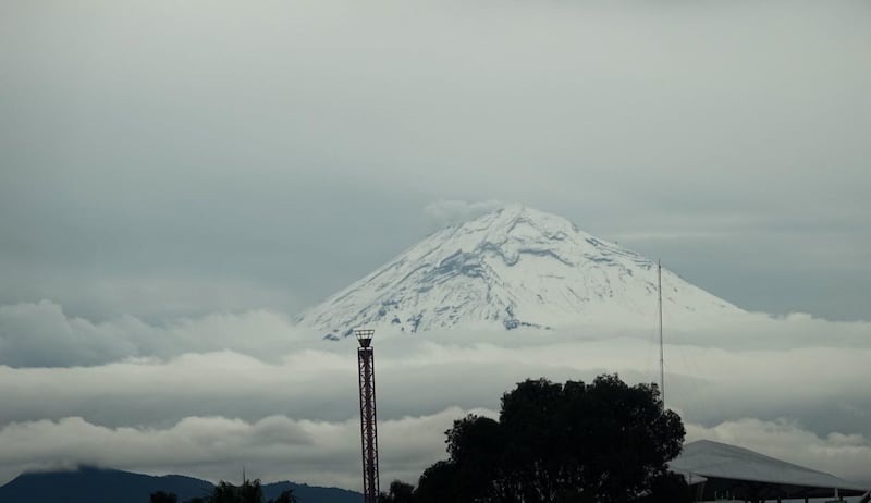 Primera nevada en México cubre de blanco al Popocatépetl y Iztaccíhuatl