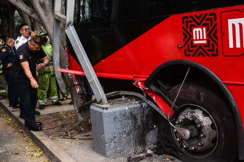 Choque de Metrobús en Insurgentes deja a 20 pasajeros heridos