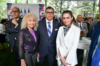 Con la cuenta regresiva en 15 días para el inicio de los Juegos Olímpicos París 2024, se celebró este jueves el Día Nacional de Francia en México. La ceremonia, que resaltó la amistad entre ambos países, contó con la presencia de Ana Gabriela Guevara Espinoza, directora de la CONADE. Este evento destaca la importancia del deporte como un puente entre culturas y refuerza la unión en el contexto olímpico, generando entusiasmo por la competencia que se avecina.