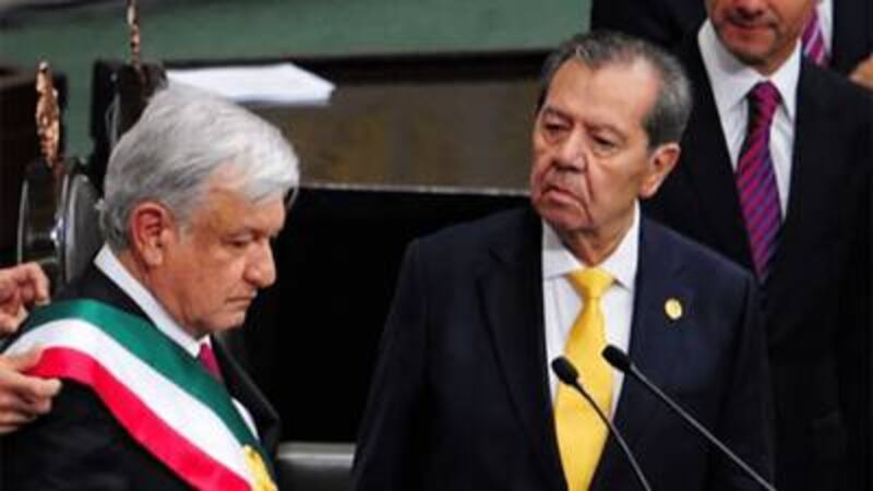 al momento de entregarle la banda presidencial a López Obrador en 2018. (Especial)