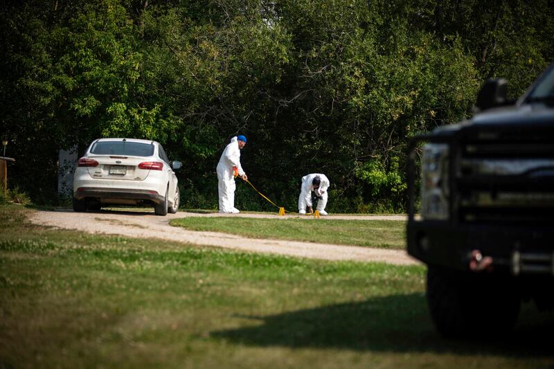 Investigadores examinan la escena del crimen afuera de la casa de Wes Petterson en Weldon, Saskatchewan, el lunes 5 de septiembre de 2022.