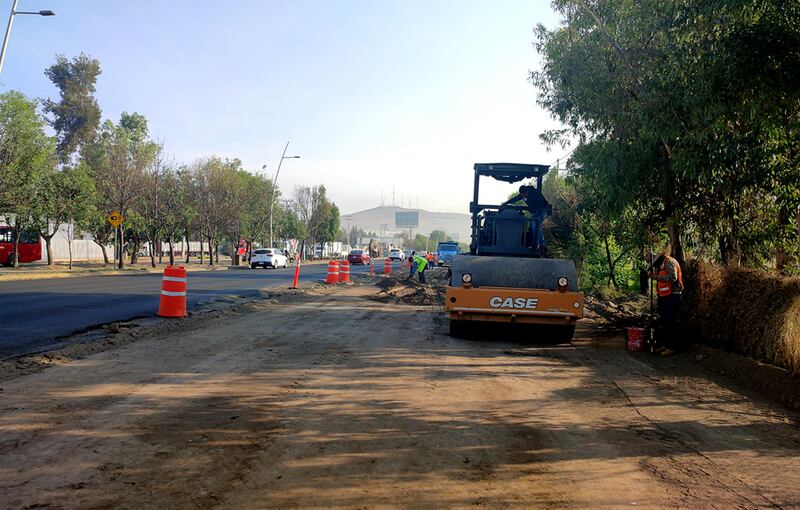 Las autoridades están construyendo dos nuevos carriles para ayudar a desfogar el tránsito que se acumule en la avenida Adolf Horn.