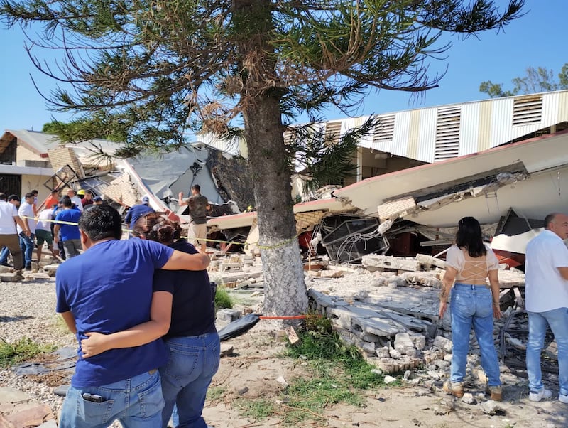 Derrumbe de iglesia deja decenas de personas atrapadas en Tamaulipas