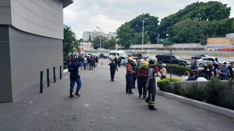 Desalojan centro comercial en Cuernavaca por amenaza de artefacto explosivo