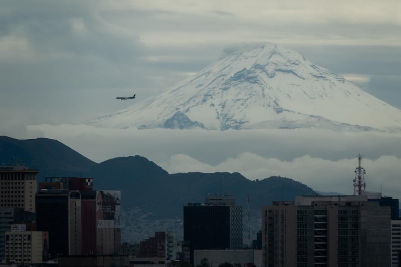 Primera nevada en México cubre de blanco al Popocatépetl y Iztaccíhuatl