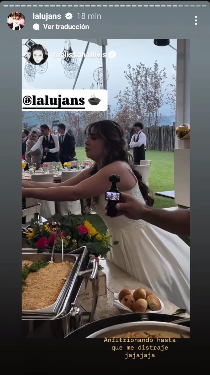 La novia fue la encargada de servir los platillos a sus invitados.