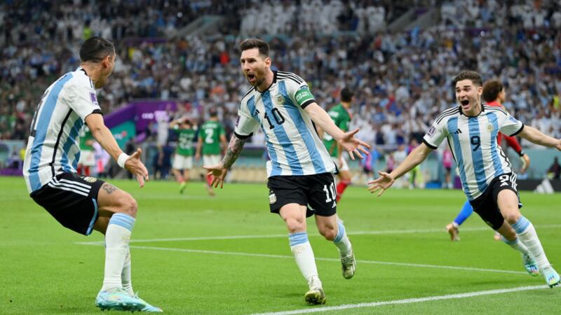 Lionel Messi celebra su gol ante México.