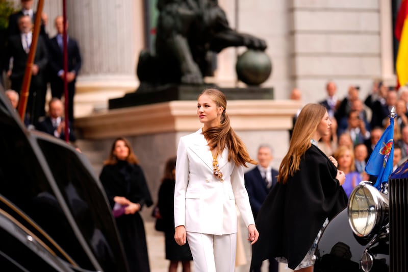 La futura Reina Leonor, en una vista completa del maravilloso traje de chaqueta elaborado por el sastre del Rey Felipe, Serna, que realizó, entre otros, el chaqué de la boda con la Reina Letizia.