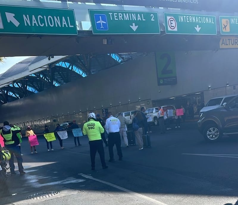 AICM protesta por desabasto medicamentos