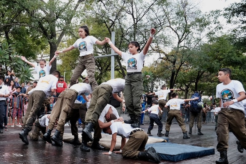 Se esperaba mayor afluencia en el desfile, pero la lluvia asustó a muchas personas.