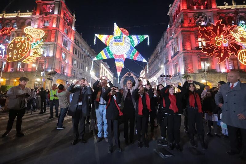 Alumbrado monumental: encienden decoraciones decembrinas en el Zócalo