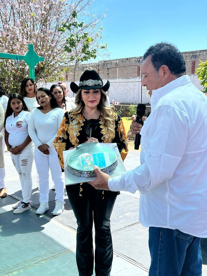 La cantante visitó el Reclusorio Femenil de Puente Grande, Jalisco.