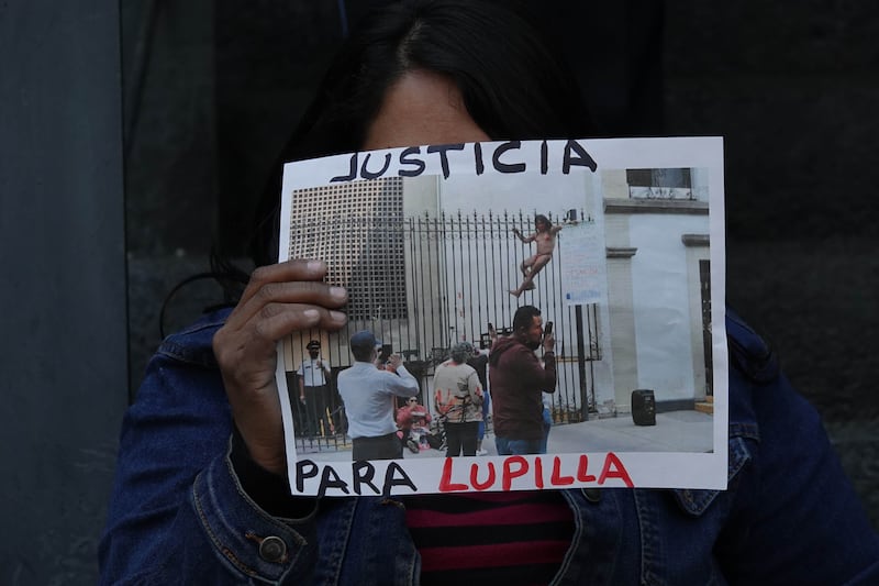 Manifestaciones de Guadalupe Xiu con el torso desnudo.