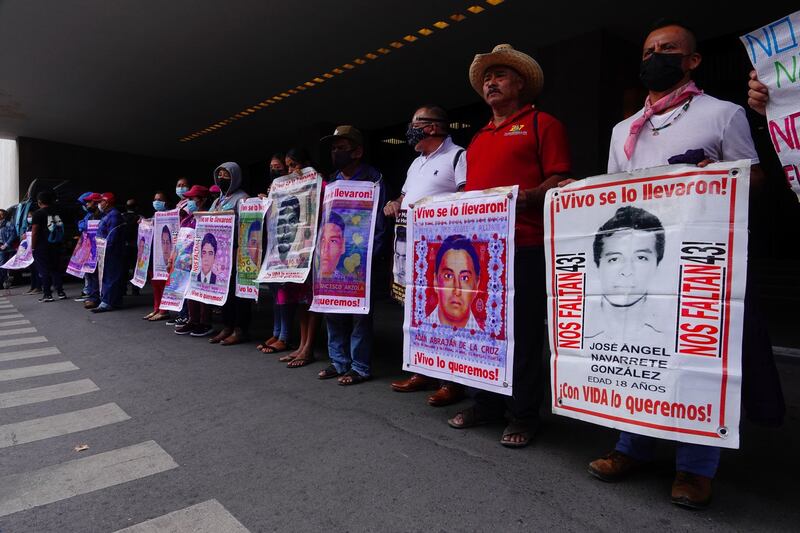 Familiares de los 43 estudiante de Ayotzinapa se manifestaron a las afueras de la Secretaría de Relaciones Exteriores.