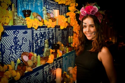 San Miguel de Allende volvió a deslumbrar este Día de Muertos con una celebración que capturó la esencia de una de las tradiciones más queridas de México. Las calles, casas, hoteles y restaurantes de esta encantadora ciudad fueron adornados con altares, flores de cempasúchil y velas, creando un escenario mágico que recibió a miles de visitantes nacionales e internacionales.