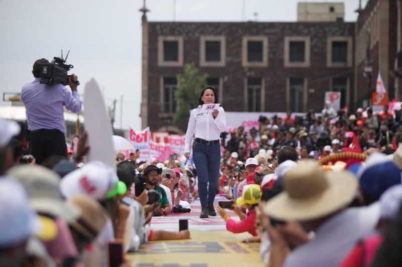 Ale del Moral cierra campaña en Toluca con todo y ‘sillazos’