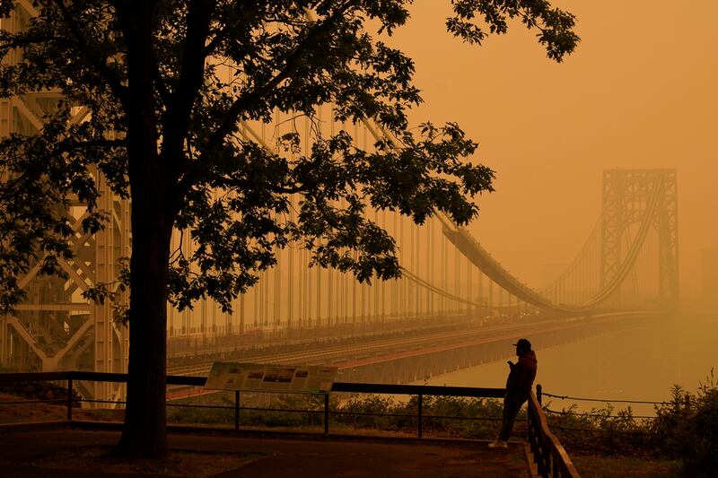 Incendios en Canadá tiñen cielo de NY.