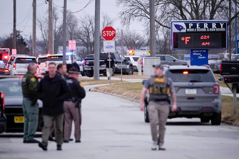 Agentes encargados de hacer cumplir la ley trabajan en la escena de un tiroteo en la Perry High School en Perry, Iowa, este jueves.