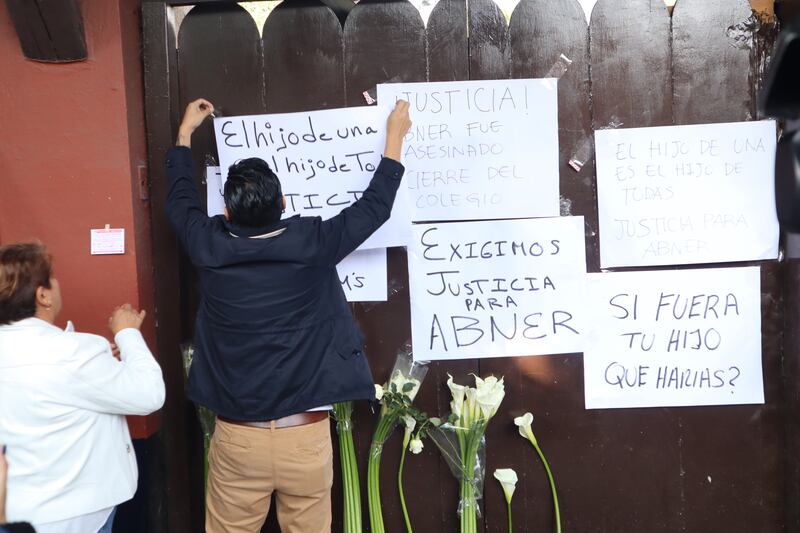 Los padres del menor que perdió la vida el pasado 7 de septiembre se manifestaron a las afueras del plantel Mixcoac.