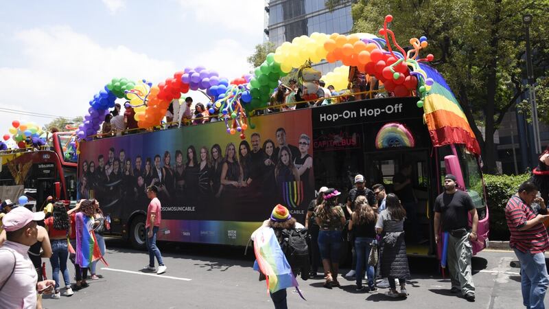 Carros alegóricos en marcha LGBT