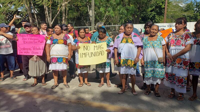 Manifestantes exigen la destitución de Marco Antonio Santos.