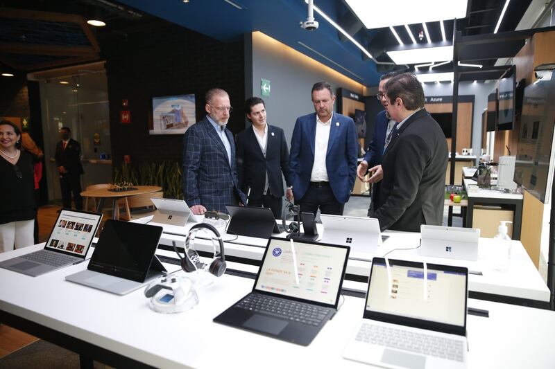 Mauricio Kuri visita oficinas de Microsoft México