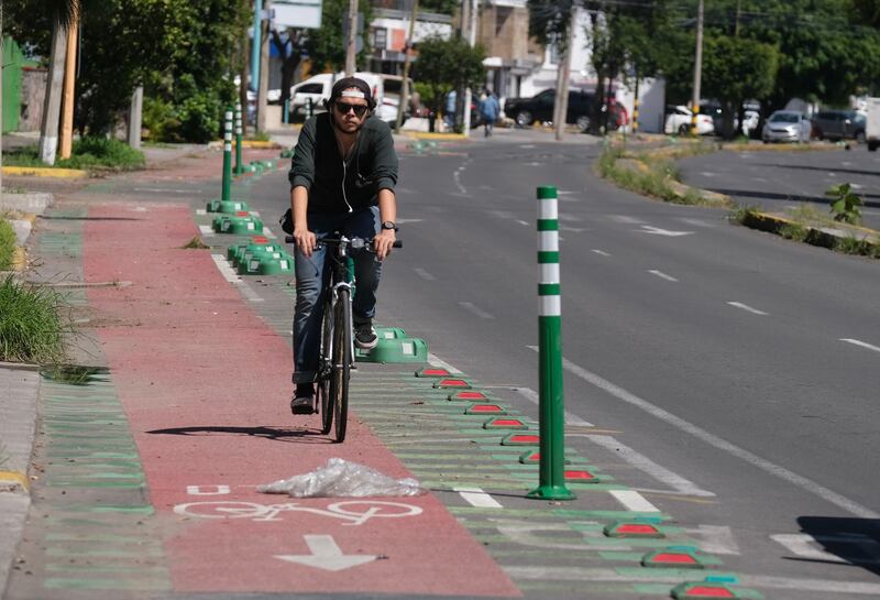 Expertos señalan que debido a lo complicado del terreno de Guadalajara, sería prudente construir paradores para incentivar el uso de las bicicletas.