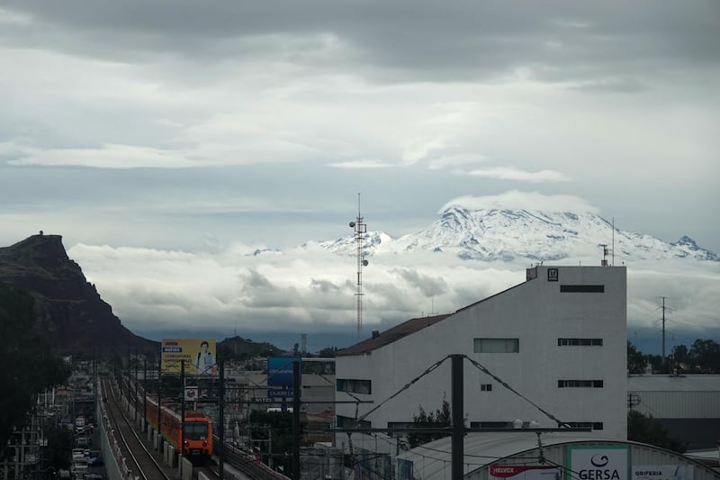 Primera nevada en México cubre de blanco al Popocatépetl y Iztaccíhuatl