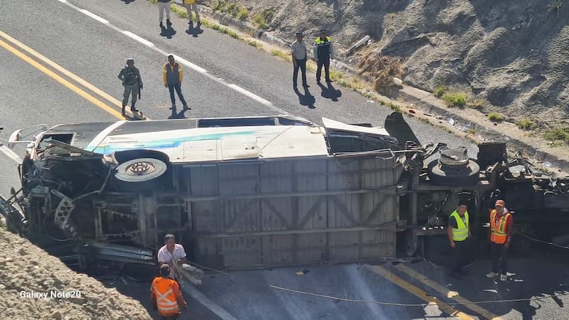 Choque de autobús y troton en Oaxaca deja a varias personas muertas