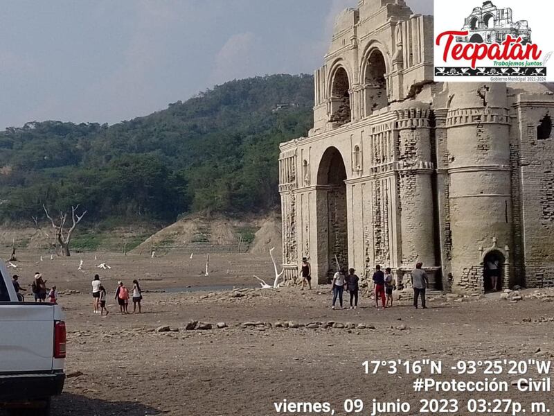 Templo de Quechula, Chiapas, queda al descubierto por sequía extrema