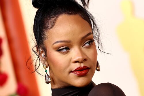 Rihanna ya se deja ver con su hermosa panza de embarazada en un atrevido vestido rojo