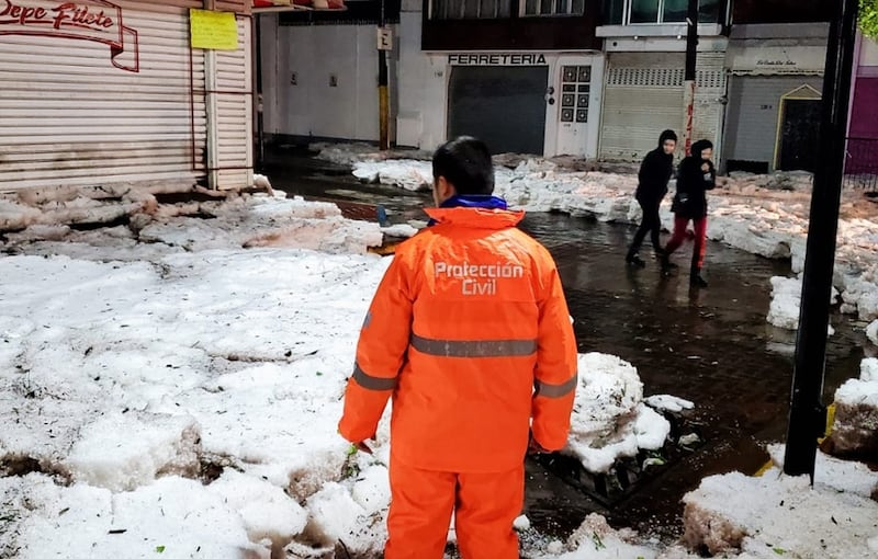 Un adulto mayor sufrió una crisis nerviosa y fue trasladado a un hospital de la región.