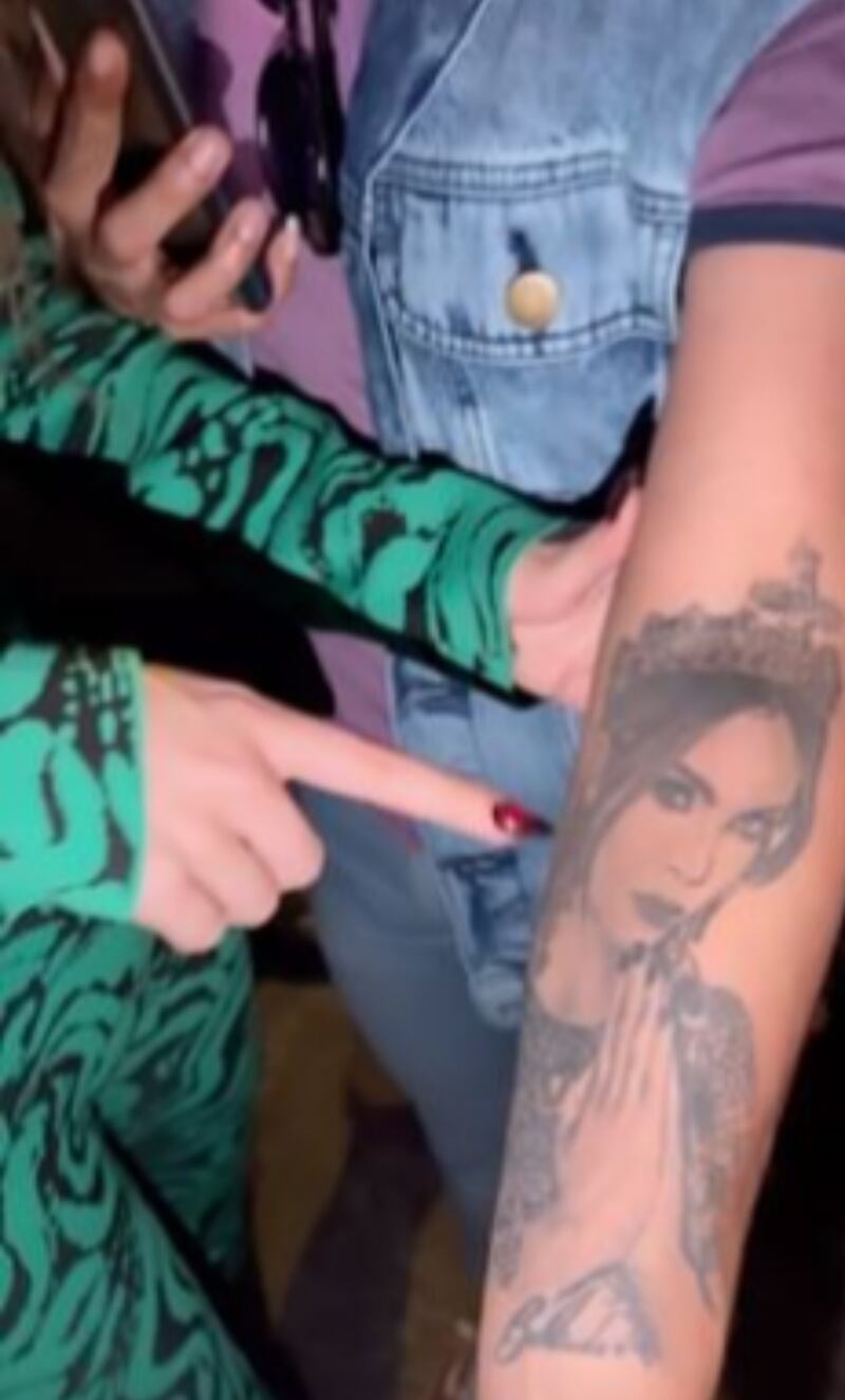 “¡Está increíble!”: Belinda sorprendida por seguidor que se tatuó su rostro en el brazo