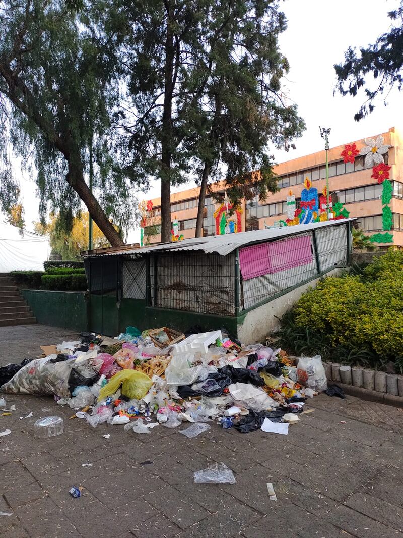 Vecinos de Azcapotzalco usan explanada como tiradero de basura