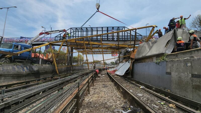 Trabajos en la Línea 5 del Metro para retirar tráiler y puente