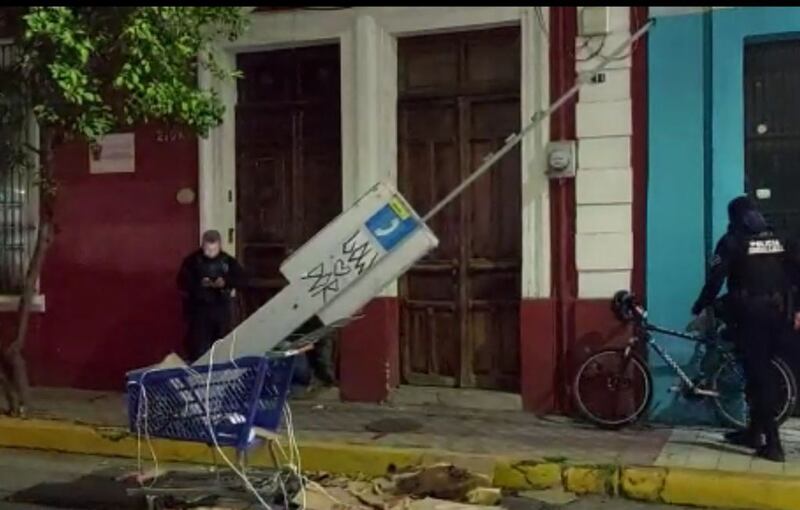 El hombre arrancó todo y la base de aluminio para poderla llevar en el carrito de supermercado.