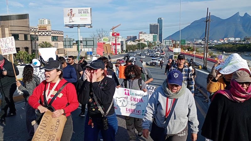 Los bloqueos comenzaron en Avenida Constitución.