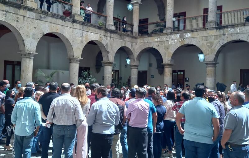 Durante varios minutos los trabajadores impidieron el ingreso de los diputados al salón del pleno.