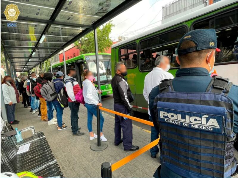 Largas filas por el cierre de la Línea 1 del Metro