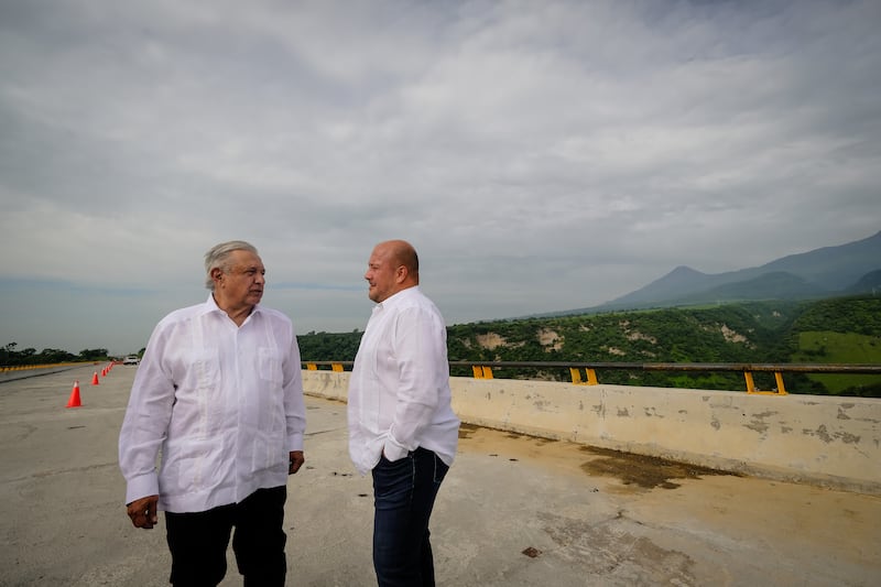 La autopista se desarrolló por medio de recursos públicos y privados.