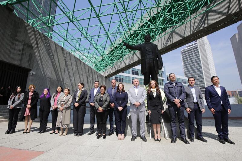 En la explanada del primer piso del Congreso los legisladores también recordaron al expresidente de México.