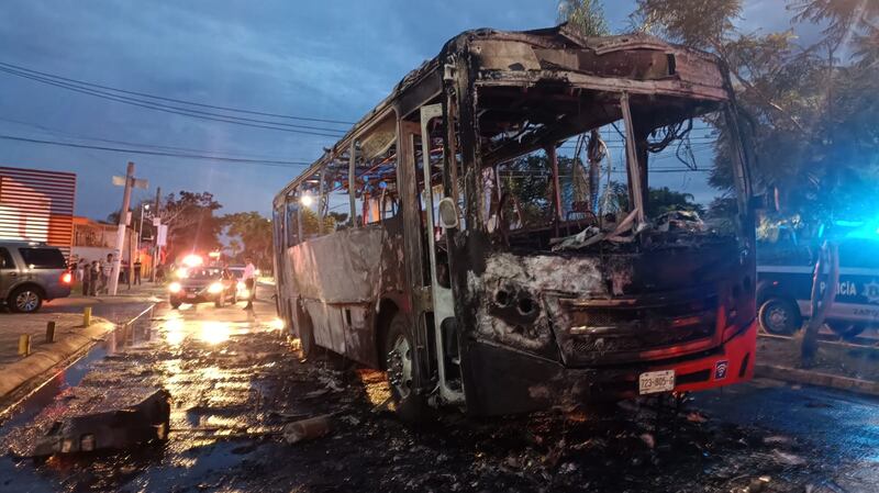 Segunda unidad de transporte público calcinada.