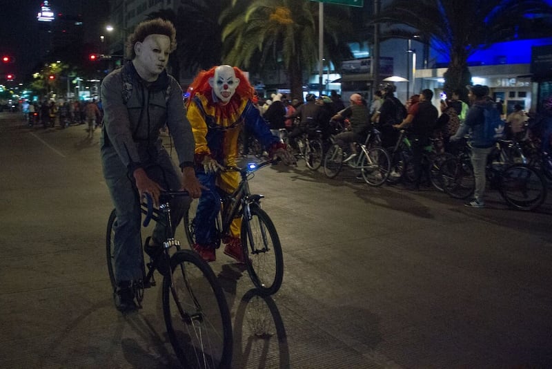 CIUDAD DE MÉXICO, 09NOVIEMBRE2019.- Como parte de las actividades por el Día de Muertos, se realizo el paseo nocturno por las principales Avenidas de la Ciudad, cientos de personas de todas edades se dieron cita para andar en bicicleta, patines, entro otros, disfrazados de catrinas, catrines, personajes de ciencia ficción, hasta de peliculas de terror o políticos.
FOTO: ANDREA MURCIA /CUARTOSCURO.COM