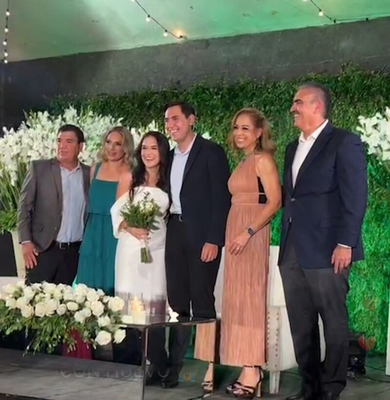 Los papás de los novios no podían dejar de tomarse la foto.